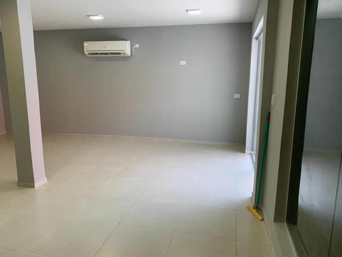 Prédio Comercial Avenida Beberibe Com Muito Movimento