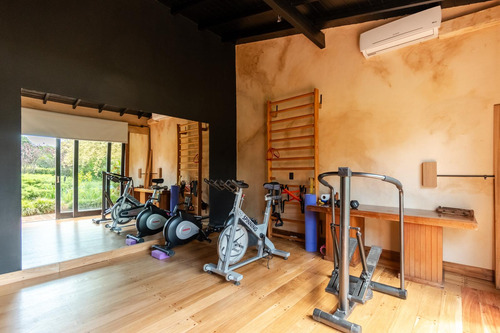 Maravillosa Residencia Con 3340 M2 De Lote En Don Torcuato, A 1 Cuadra De La Panamericana.