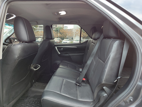 Imagen 16 de 20 de Toyota Hilux Sw4 2023 Srx 4x4 At 7 Asientos Abasto Motors