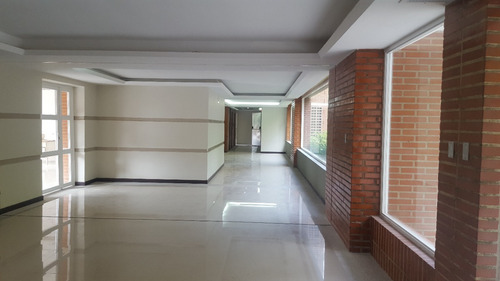 Alto Hatillo Imponente 180mts Financiamiento 50% En Dos Años Sin Intereses Linda Vista Edificio Nuevo Pozo De Agua Calle Privada Vigilancia 2habitaciones /3baños 2 Puestos En Sótano Maletero