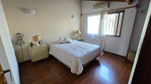 Solido Duplex De 4 Ambientes Con Cochera Y Jardin En Venta. Olivos