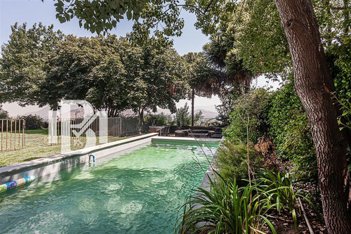 Casa En Venta En Condominio De 5 Dorm. En Las Condes