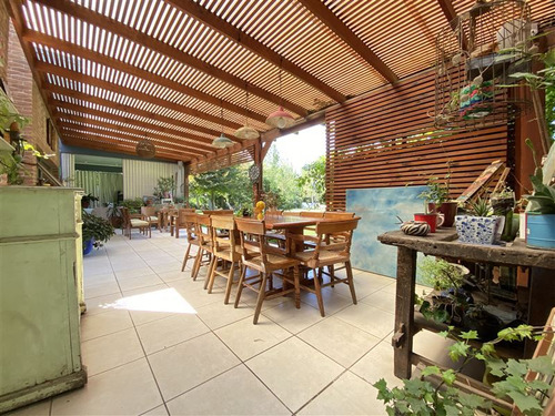 Casa En Venta De 5 Dorm. En Colina