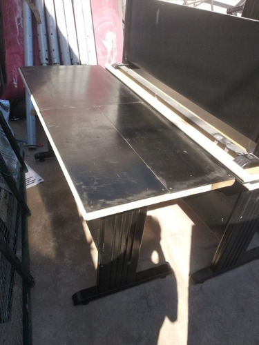 Mesa De Trabajo Cubierta Madera Y Plástico Patas En L (Usado)