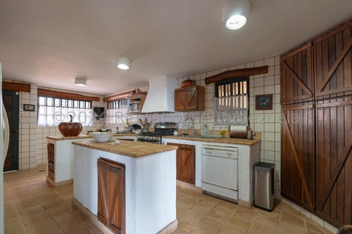Casa En Venta 730 Mtrs2 ,con Vista. Calle Cerrada! La Lagunita Country Club Mls #24-25099 Francis Zeppieri