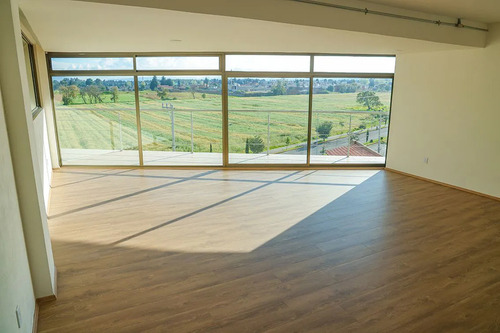 Edificio De Oficinas En Vía Principal Con Vista Panorámica