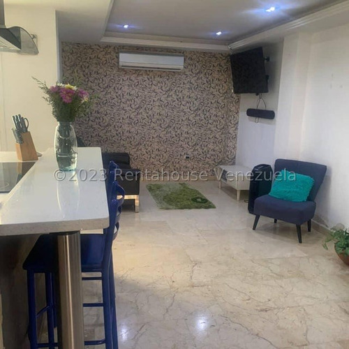 Townhouse En Venta Con Muy Buenos Acabados, Pisos De Marmol, Cocina Empotrada Ym Tope De Cuarzo, Pared Decorada En Coralina. San Diego