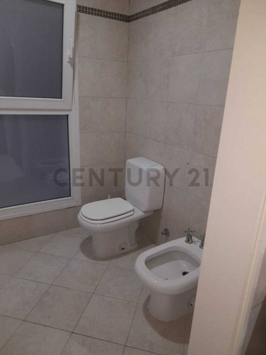 Casa En Venta Olivos - Roche - 6 Ambientes - Pileta - Parrilla - 2 Cocheras