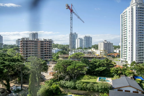 Apartamento En Venta En Torre Esmeralda De 3 Dormitorios , En Punta Del Este