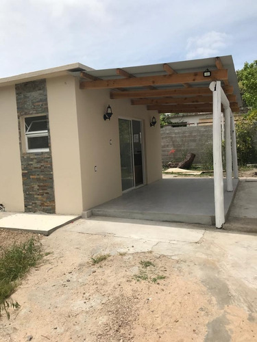 Imagen 2 de 11 de Alquilo Anual Moderna Casa Centro De Piriapolis Al Fondo Próximo A Devoto