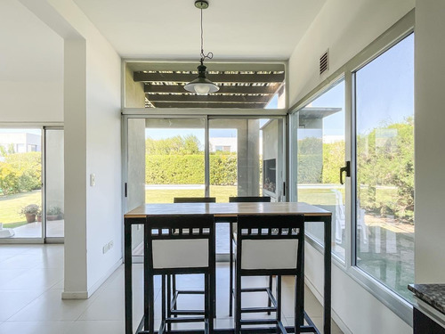 Imagen 14 de 30 de Casa De 4 Dormitorios En Venta En La Comarca De Excelente Calidad