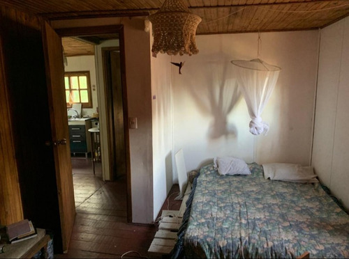 Cabaña De Madera Con Pilares De Hormigón, Entorno Natural