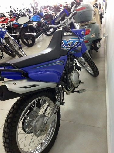 Imagen 11 de 17 de Yamaha Xtz 125 Blanca Y Azul