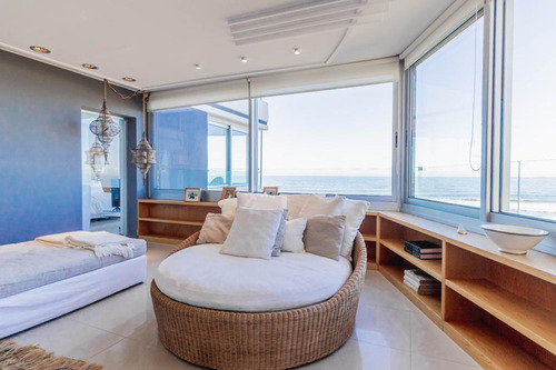 Departamento A La Venta En Punta Del Este Frente A Playa Brava De 4 Dormitorios, Todos En Suite