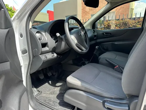 Nissan Np300 Frontier 2.5 Mt 4x2 Estaca