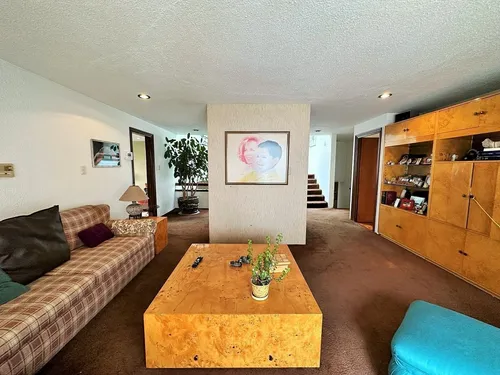 Casa En Excelente Ubicación, Calle Tranquila Y Con Vista Arbolada