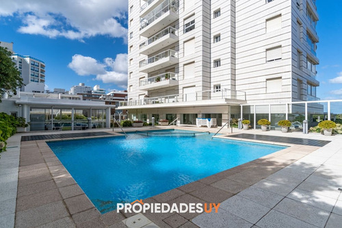 Apartamento De 3 Dormitorios En Playa Brava, Primera Linea