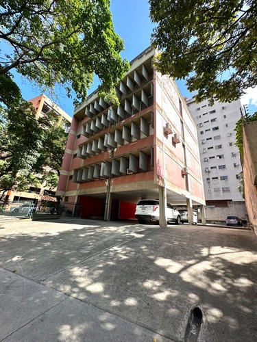 Venta De Edificio En El Rosal Con Espléndida Ubicación 734m2