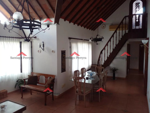 Casa En Venta 2 Dormitorios, Amplios Ambientes, Jardín Cerrado