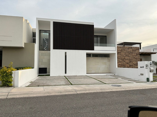Excelenta Casa En Lomas, Calidad Y Ubicacion Excelente. Oportunidad