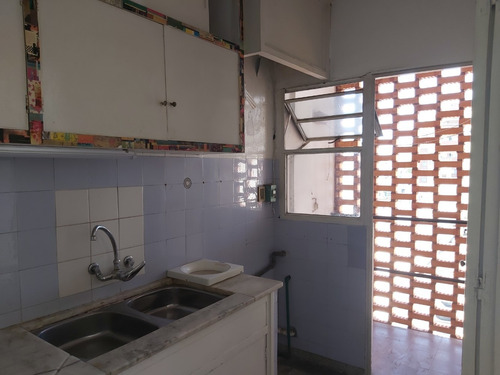Imagen 14 de 14 de Apartamento Con Renta 1 Dormitorio Al Frente Centro Ascensor .