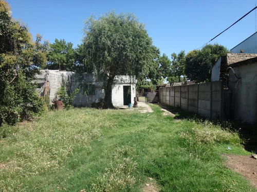 Casa De 2 Dormitorios En Zona Industrial, Cocina Comedor, Baño, Lavadero Patio De 240 M2 Con Galpón Parabólico De 100 M2 (ideal Taller /depósito). Terreno De 10 X 38 Orientado Al Norte.