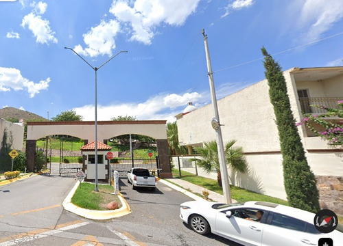 Casa En Fraccionamiento Ubicada En Colonia Paseo De Chihuahua, Con 3 Recamaras Y 199m2, A Solo Unos Minutos De Plaza Comercial Paseo Basarí.