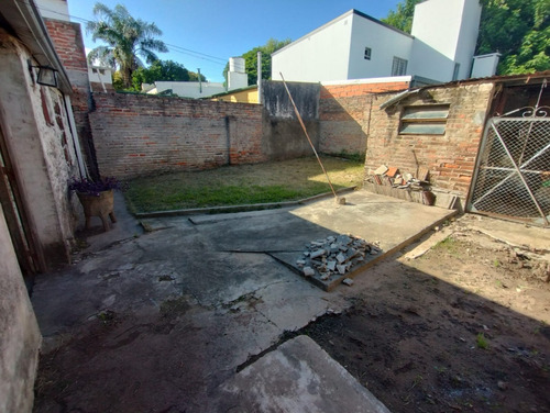 Casa Al Frente Con Cochera Y Patio En Barrio Sargento Cabral, Santa Fe