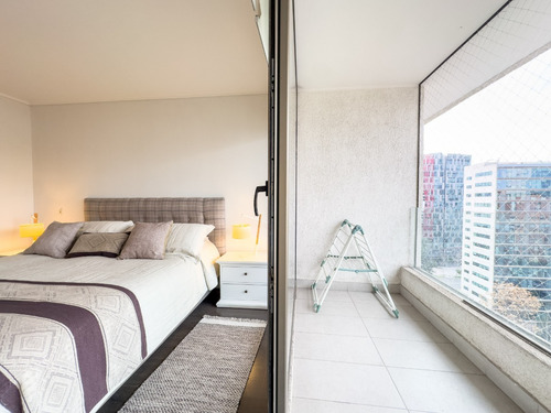 Piso Alto, 2 Dorms + Escritorio, Vista Y Full Amoblado