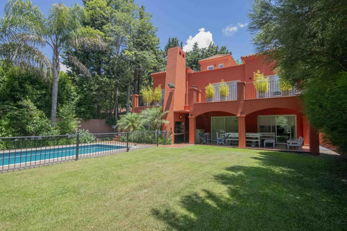 Casa De 5 Ambientes Con Dependencia De Servicio En Venta, En Martínez.