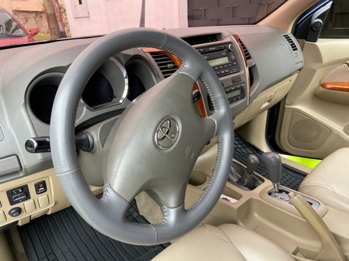 Imagen 10 de 13 de Toyota Fortuner 4x4 Automática