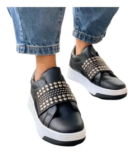 Zapatillas negras con tachas sales