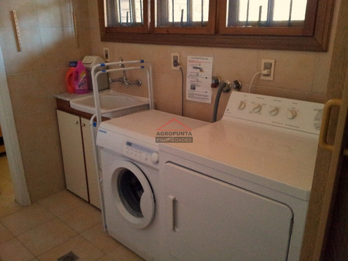 Excelente Casa En Venta En Playa Mansa, Punta Del Este- Ref: 5514