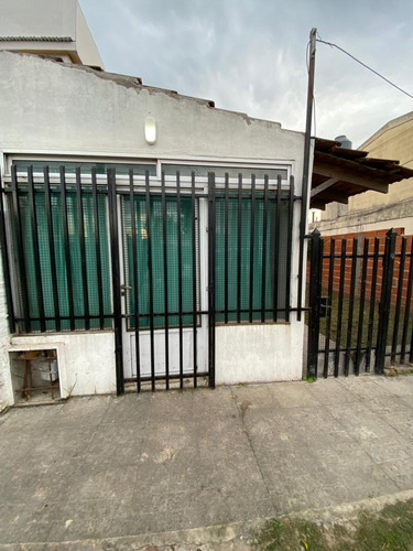 Venta -  Casa Ph Monoambiente - Sobre Lote De 7 X 10 - Ituzaingo