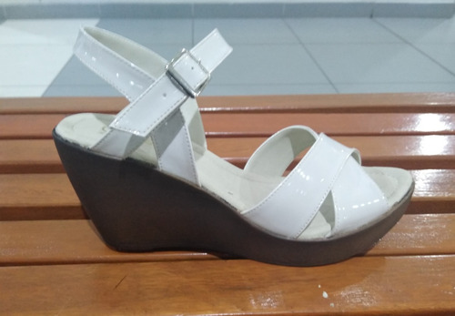 Sandalias-charol-color-blanco-hueso-taco-cuña-talla-39