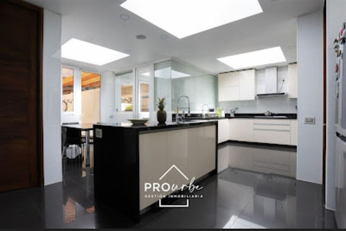 Casa En Venta De 7 Dorm. En La Reina