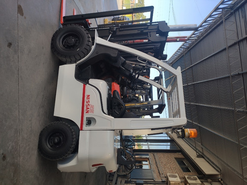 Autoelevador - 2.5 Tn - Desplazador - At