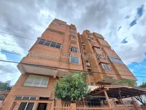 Comprar Maritza Lucena Vende Lindo Y Conservado Apartamento En El Centro - Este De Barquisimeto, Amplias Habitaciones, Área De Lavandería, Salón De Fiesta, Vigilancia 24\u002F7.