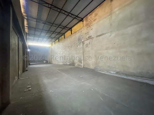 Excelente Galpón En Venta En Avenida Constitución Maracay Con Una Altura Ideal Para Fábricas O Depósitos, Este Espacio Cuenta Además Con Áreas De Oficinas Y Baños Nela 24-23444