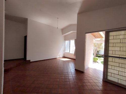 Casa En Un Solo Nivel En Venta En Jardines De Satelite, Cuernavaca Morelos.