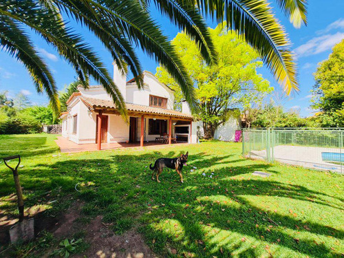 Casa Estilo Campo En Barrio El Trebol