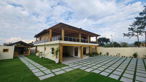 Villa En Jarabacoa En Venta 2 Niveles Con Doble Terraza Pisc