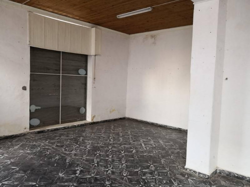 Imagen 2 de 6 de Excelente Local Centrico Con Oficinas Y Dos Baños