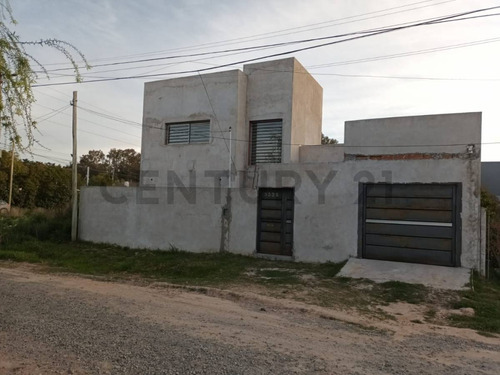 Calle 11 E/ 99 Y 600 - Casa De 3 Dormitorios- Retasada