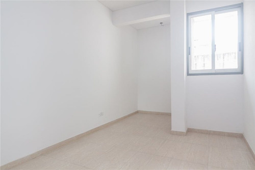 Venta 2 Ambientes Con Amplio Patio. Bajas Expensas