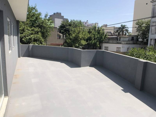 Venta, Hermosa Casa  4 Ambientes Con Terraza, Reciclada A Nuevo Sobre Lote Propio En Monte Castro.