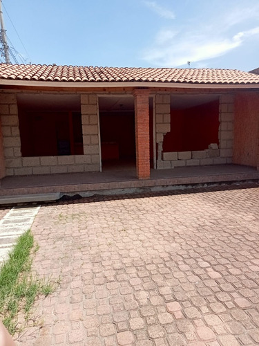 Venta Casa Con Terreno En Esquina Sta. Rosa Jauregui.