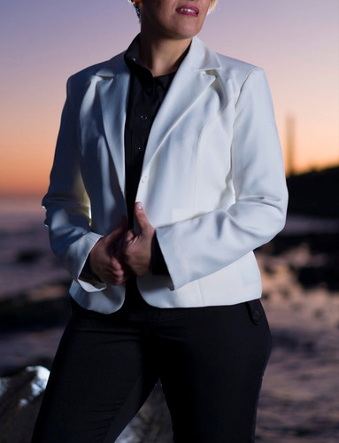 Imagen 3 de 5 de Blazer O Chaqueta Blanco Y Natural , En Tela Alicrada .