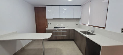 Casa En Arriendo De 6 Dorm. En Lo Barnechea Nueva