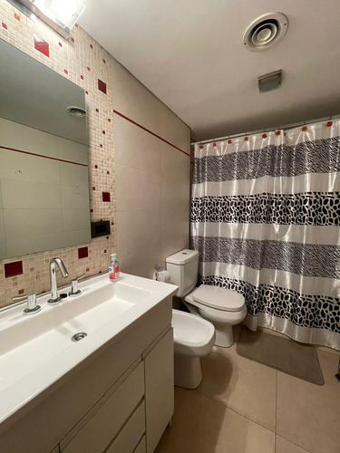 Chalet De Categoría 8 Amb. 484 M² Cub. C/ Garaje Para 2 Autos Y Parque C/ Pileta - Haedo